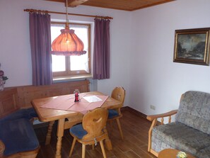 Ferienwohnung Nr. 15 für 1-2 Pers., ca. 33 m², 1 SZ, Wohnraum mit Kochnische, T-Essecke