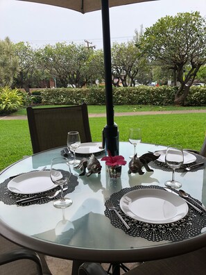 Spacious lanai to enjoy delicious meals or a tropical refreshment.🌺