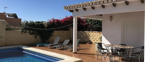 3 bed Villa with private pool Sleeps 6/8