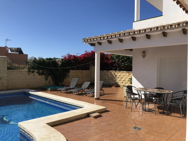 3 bed Villa with private pool Sleeps 6/8