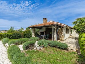 Cloud, Plant, Sky, Building, Window, Natural Landscape, House, Land Lot, Grass, Cottage