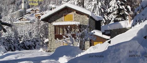 En arrivant chez nous (a la droite). 
Arriving at our home (on the right).