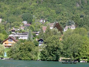 la maison vue du lac