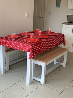 Kitchen/dining area with dishwasher and washing machine