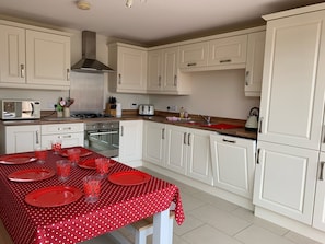 Kitchen/dining area with dishwasher and washing machine