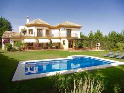 VILLA DE VACACIONES DE LUJO EN MARBELLA, EN CURSO DE GOLF PRESTIGIOSO Y VISTAS AL MAR "