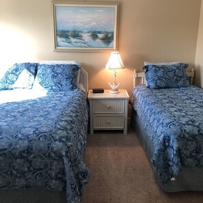 Guest bedroom, queen and twin bed 