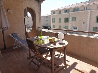 Bright apartment T2 full heart St Florent with terrace
