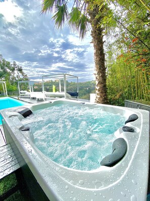 Bañera de hidromasaje al aire libre