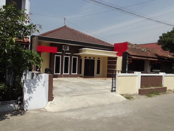 2 BR House Near Hartono Mall and Monjali