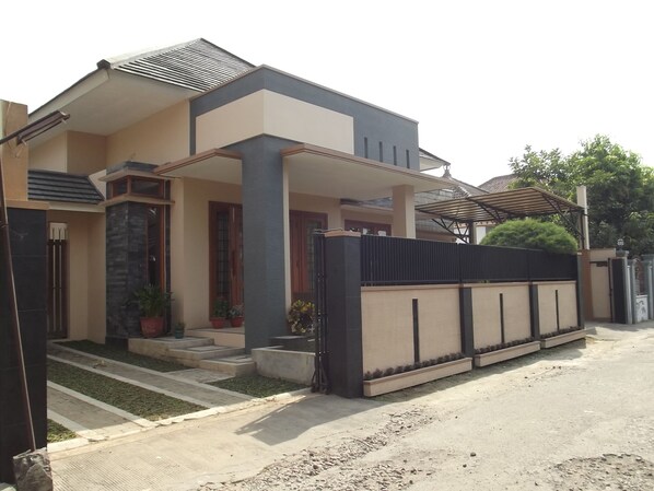 Three Bedroom House Near the City, Jogja