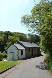 Beautifully Renovated And Updated Large Stone Built Cottage 