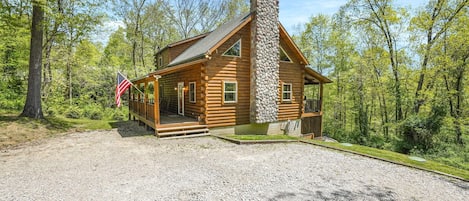 Bobcat Bluff cabin in Hocking Hills, sleeps 8