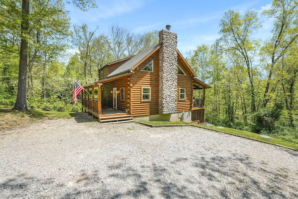 Bobcat Bluff cabin in Hocking Hills, sleeps 8