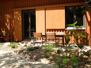 La terrasse orientée plein sud, face à la foret