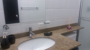 bao amplio con ducha