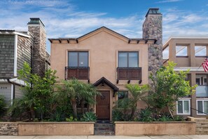 Located on the boulevard and just one home from the sand, you're perfectly situated to experience the best of Newport from the moment you step out the door.
                