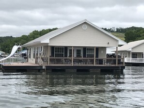 Floating Holiday #2 has full enclosed deck railing. 