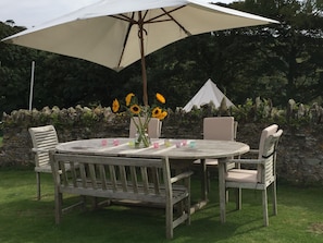Garden dining