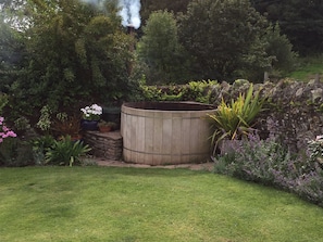 Wooden hot tub (24hr heated)