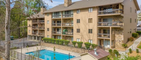 Great 2 Bedroom Unit Overlooking Pool Walk to Downtown Gatlinburg!