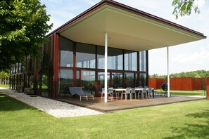 The back patio is an ideal space to enjoy the outdoors, barbecue and relax