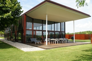 The back patio is an ideal space to enjoy the outdoors, barbecue and relax