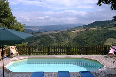Villa familiar en un impresionante campo rural con vistas a la montaña, hermosa piscina 