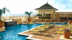 Outdoor Pool & Bar