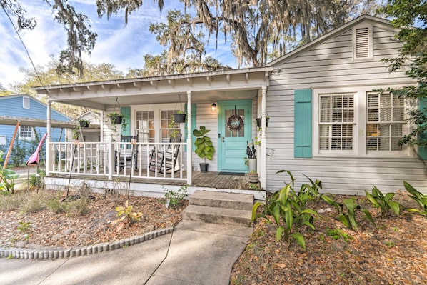Winter Garden Vacation Rental | 2BR | 1BA | 3 Steps Required for Entry