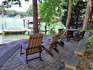 A serene lakeside sitting area with picturesque views of the tranquil lake.