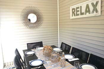 Fire Pit & Screened Dining Porch - 2 Blocks to Beach & Close to Town