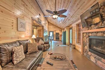 Cabin w/ Hot Tub - Near Broken Bow Lake & Hiking!