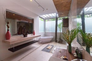 Riverside 3BR Villa - Seminyak