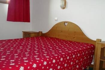 150m from ski slopes, 2nd floor, view mountain, parking, tv, ski locker, 43m²