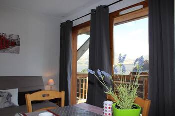 200m from ski slopes, 5th floor, view mountain, balcony, tv, ski locker, 31m², Superdévoluy