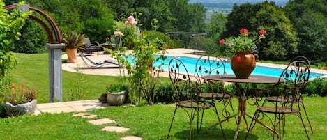 Piscine avec vue  panoramique sur le Gers et les Pyrénées dans un parc fleuri