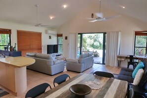 5. 5 O'clock - Wongaling Beach - Dining to TV Area