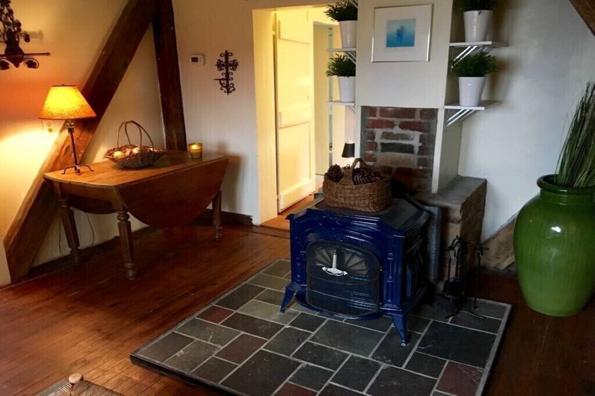 Historic, Quaint Bungalow # 157 by Cville & pool &wifi & outdoor fire pit/grill