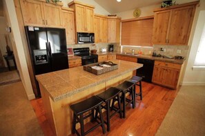 Kitchen with 4 barstools