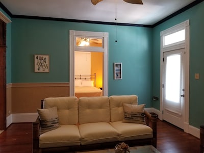 Tropical Charmer- 3BR, 2BA- WiFi, off- street parking