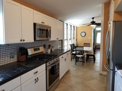 Tropical Charmer- 3BR, 2BA- WiFi, off- street parking