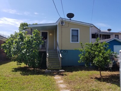 Tropical Charmer- 3BR, 2BA- WiFi, off- street parking