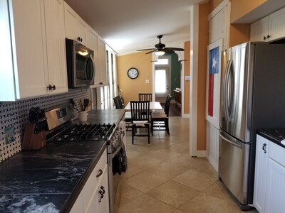 Tropical Charmer- 3BR, 2BA- WiFi, off- street parking