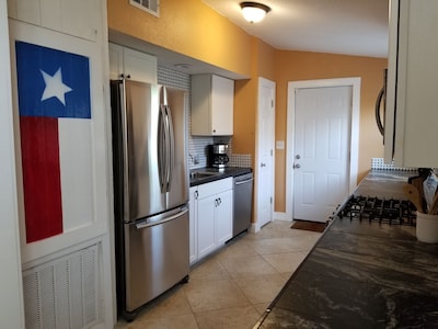 Tropical Charmer- 3BR, 2BA- WiFi, off- street parking