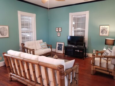 Tropical Charmer- 3BR, 2BA- WiFi, off- street parking