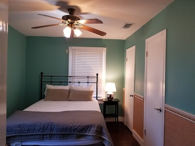 Tropical Charmer- 3BR, 2BA- WiFi, off- street parking