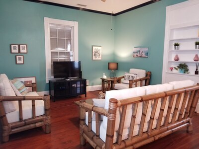 Tropical Charmer- 3BR, 2BA- WiFi, off- street parking