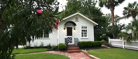 Historic 
Bonny Cottage