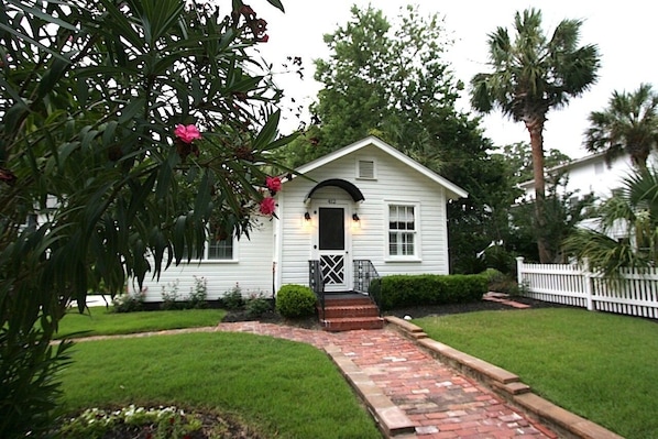 Historic
Bonny Cottage